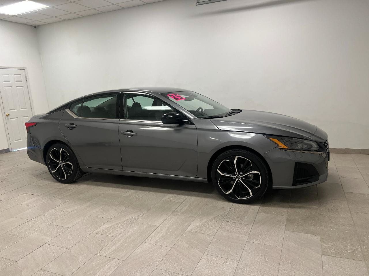 Used 2025 Nissan Altima 2.5 SR FWD image 3
