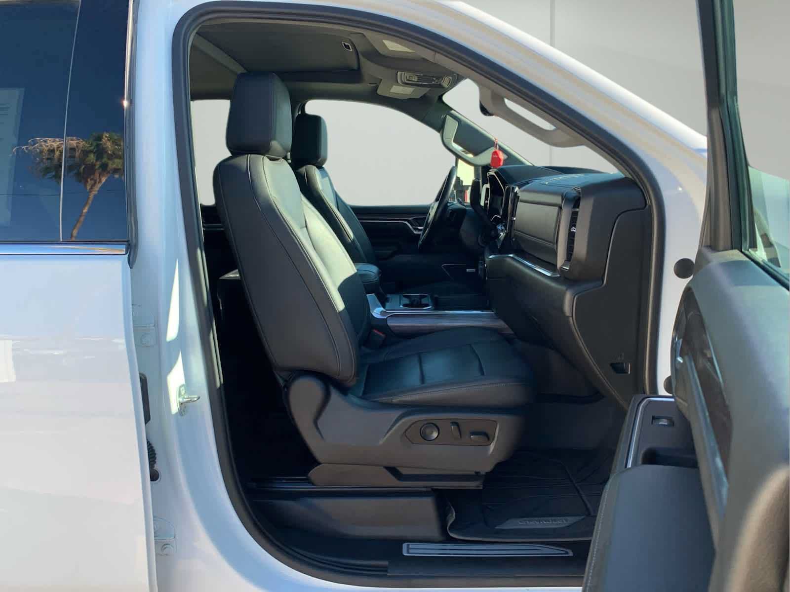 Used 2024 Chevrolet Silverado 3500 LTZ w/ LTZ Plus Package AWD/4WD image 17