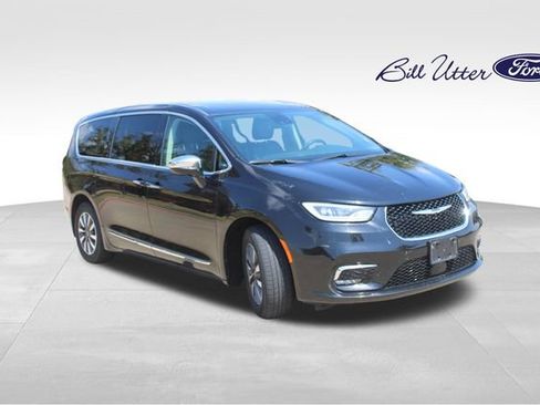 Used 2023 Chrysler Pacifica Limited FWD image 3
