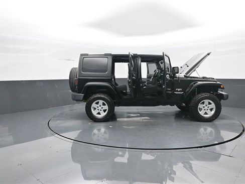 Used 2017 Jeep Wrangler Unlimited Sahara image 35