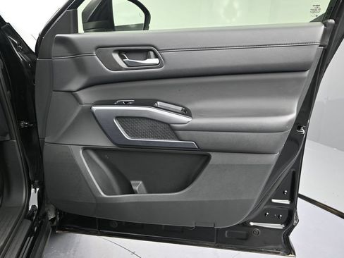 Used 2025 Nissan Pathfinder SL AWD/4WD image 8