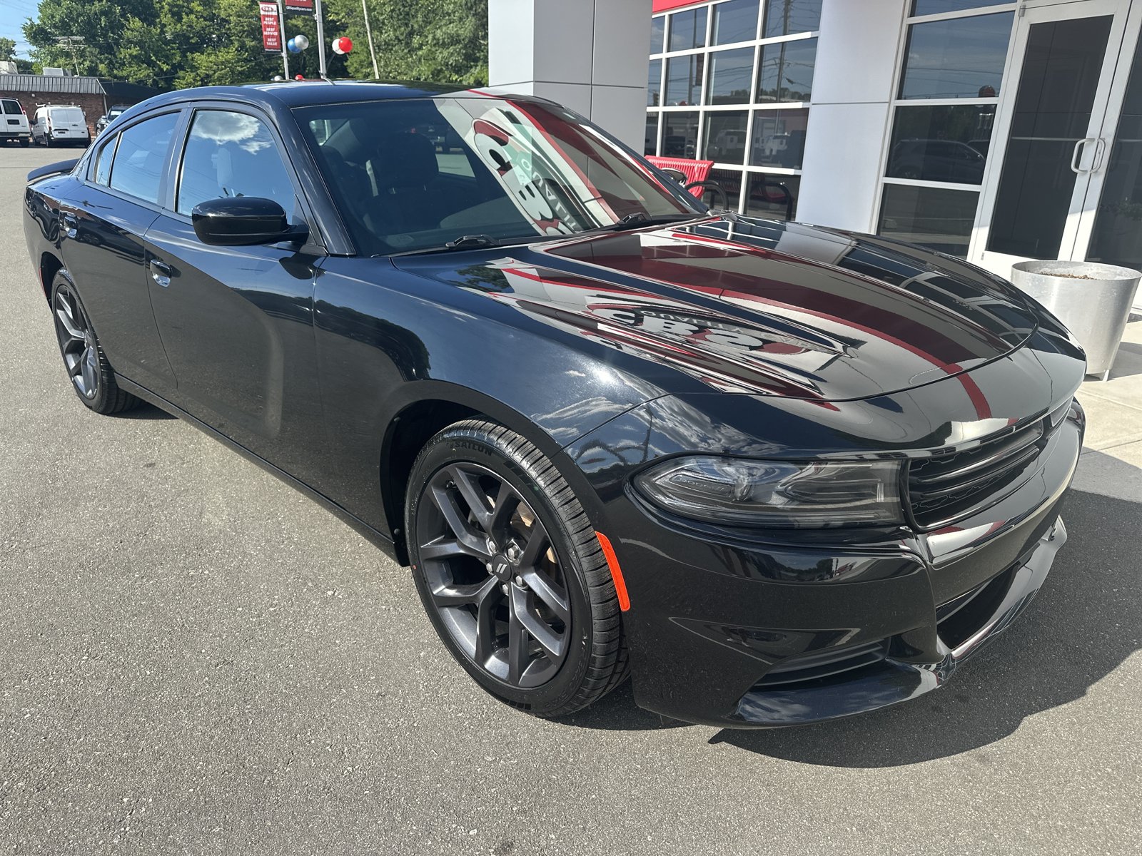 Used 2022 Dodge Charger SXT w/ Blacktop Package RWD image 2