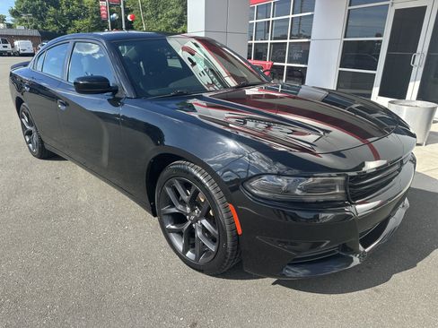Used 2022 Dodge Charger SXT w/ Blacktop Package RWD image 2