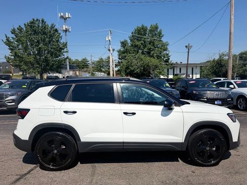 Used 2025 Volkswagen Taos SE AWD/4WD image 9