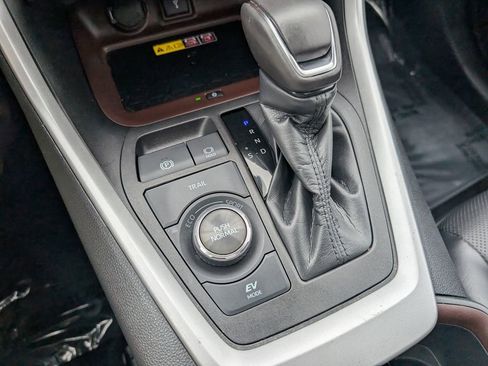 Used 2022 Toyota RAV4 Limited image 24