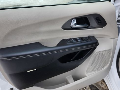 Used 2023 Chrysler Pacifica Touring-L image 22