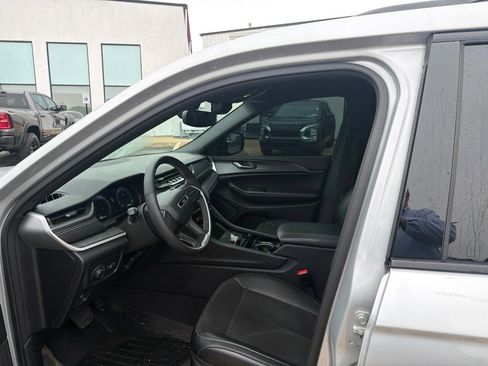 Used 2023 Jeep Grand Cherokee L Laredo AWD/4WD image 6