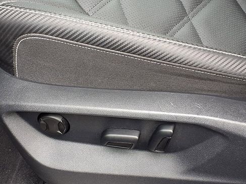 Used 2025 Volkswagen Atlas Cross Sport SE image 4