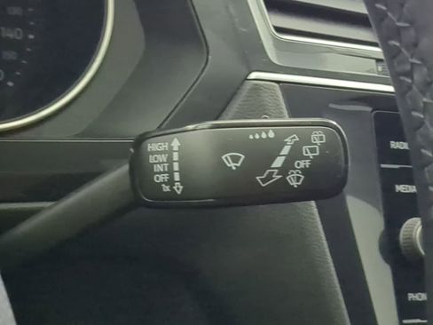 Used 2020 Volkswagen Tiguan SE image 24