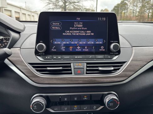 Used 2025 Nissan Altima 2.5 SV image 17