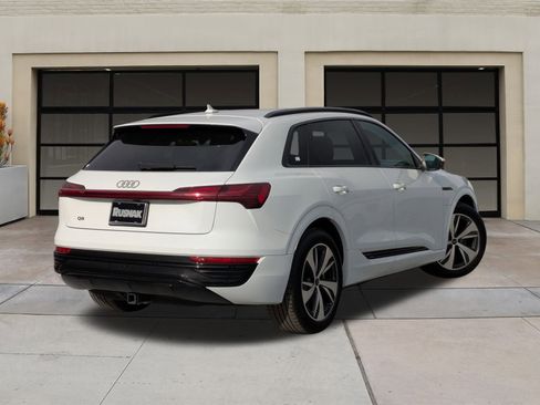 Used 2024 Audi Q8 e-tron Premium image 4