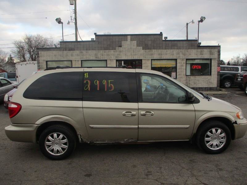 Used 2007 Chrysler Town & Country Touring FWD image 2