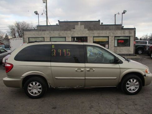 Used 2007 Chrysler Town & Country Touring FWD image 2