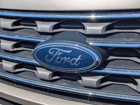 Used 2017 Ford Explorer XLT FWD image 8