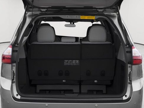 Used 2017 Toyota Sienna XLE w/ XLE Navigation Package FWD image 6