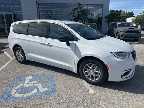 New 2026 Chrysler Pacifica Select image 39