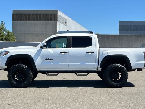 Used 2020 Toyota Tacoma TRD Off-Road w/ Technology Package RWD image 9