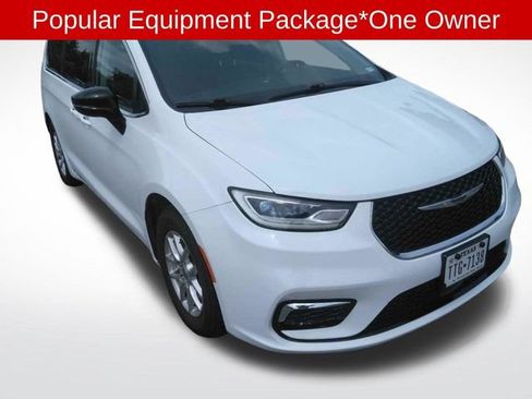 Used 2024 Chrysler Pacifica Touring-L FWD image 2