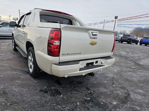 Used 2013 Chevrolet Avalanche LTZ image 28