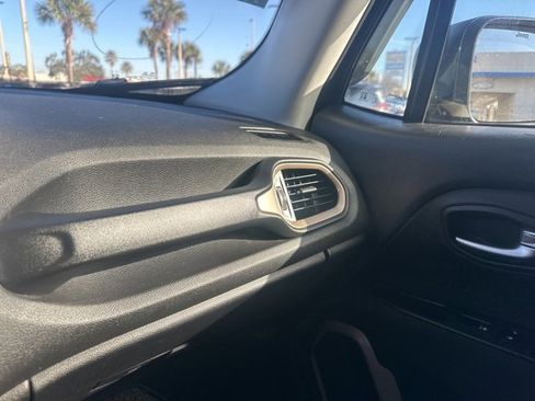 Used 2016 Jeep Renegade Latitude w/ Popular Equipment Group image 31