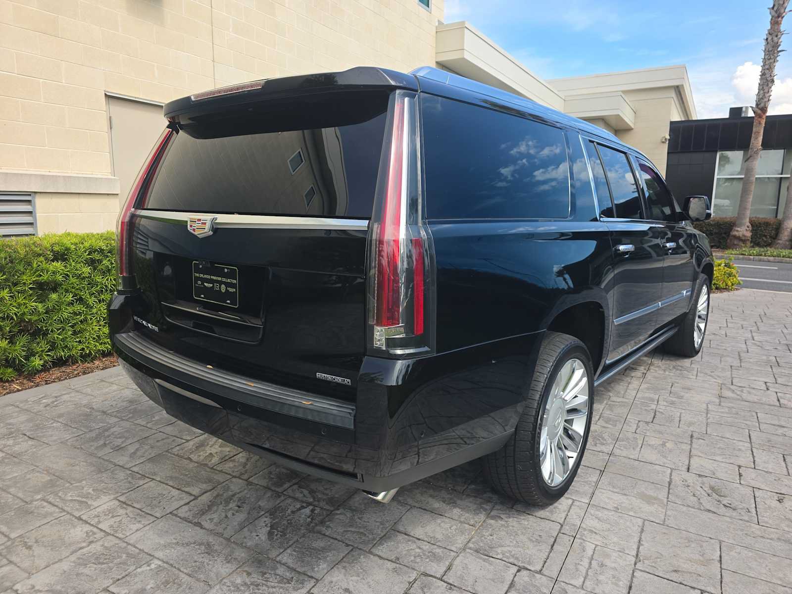 Used 2019 Cadillac Escalade ESV Platinum AWD/4WD image 3