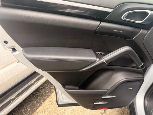 Used 2016 Porsche Cayenne image 9