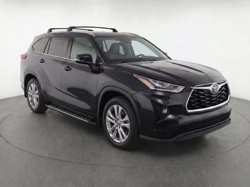 Used 2021 Toyota Highlander Limited FWD image 1