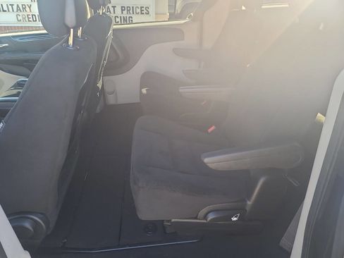 Used 2016 Dodge Grand Caravan SE image 24