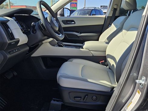 New 2025 Nissan Pathfinder SL w/ SL Premium Package image 3