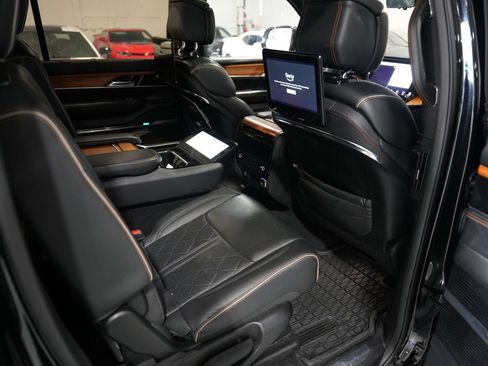 Used 2022 Jeep Grand Wagoneer Series III w/ Rear Seat Video Group 1 AWD/4WD image 15