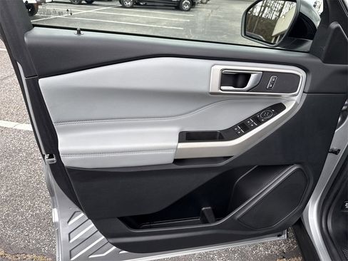 Used 2022 Ford Explorer XLT w/ Equipment Group 202A image 10