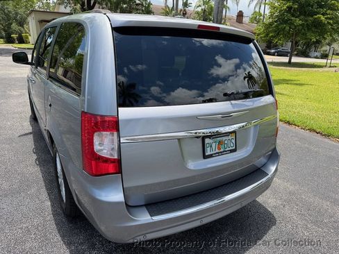 Used 2013 Chrysler Town & Country Limited w/ Luxury Group FWD image 17