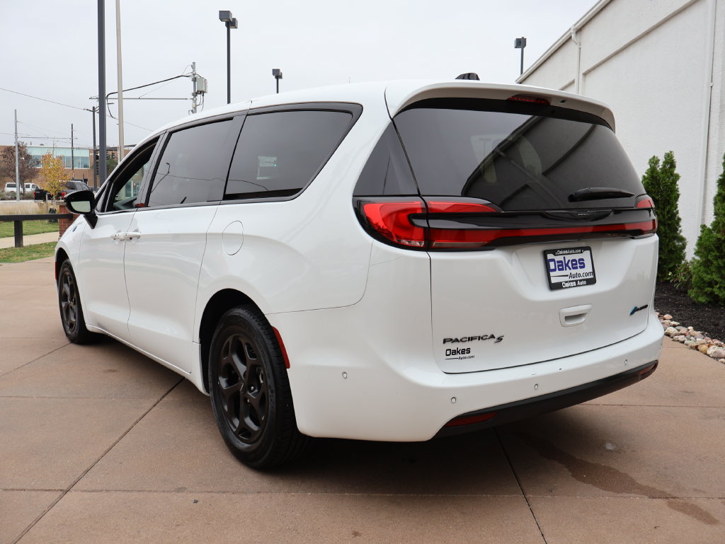Used 2024 Chrysler Pacifica Limited FWD image 4