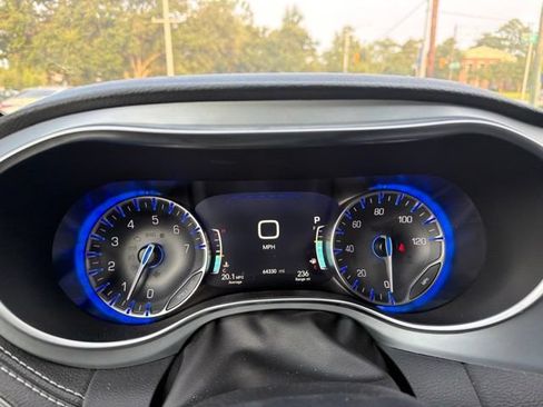 Used 2025 Chrysler Pacifica Limited FWD image 13