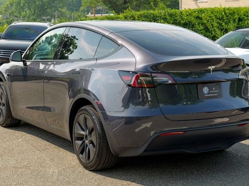 Used 2025 Tesla Model Y Long Range RWD image 5