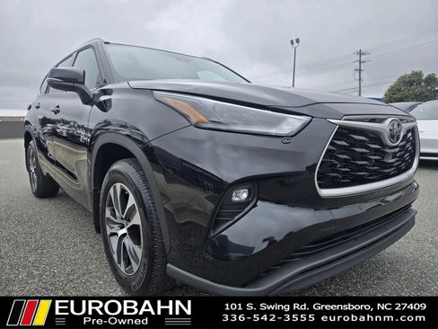Used 2022 Toyota Highlander XLE AWD/4WD image 25