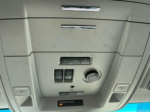 Used 2018 GMC Yukon SLT w/ Premium Edition image 16