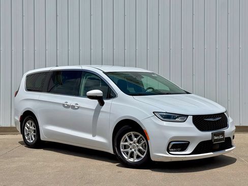 Used 2023 Chrysler Pacifica Touring-L FWD image 8