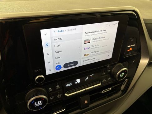 Used 2023 Toyota Highlander L image 24