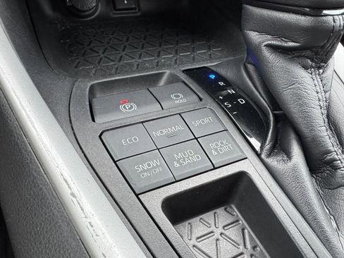 Used 2021 Toyota RAV4 LE image 16