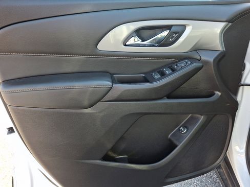 Used 2021 Chevrolet Traverse LT image 13