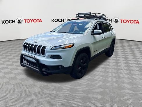 Used 2018 Jeep Cherokee Latitude w/ Altitude Package AWD/4WD image 3