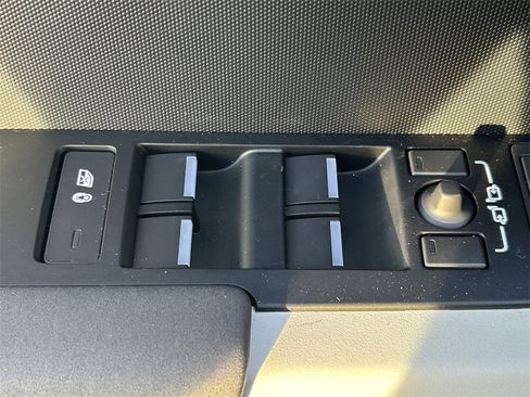 Used 2023 Land Rover Defender 130 X-Dynamic SE image 25