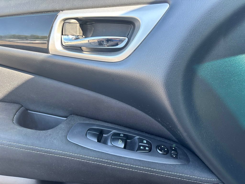 Used 2017 Nissan Pathfinder SV AWD/4WD image 14