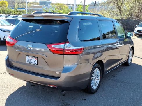 Used 2015 Toyota Sienna XLE w/ XLE Navigation Package FWD image 4