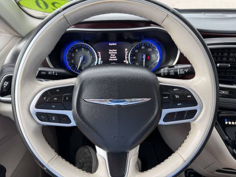 Used 2020 Chrysler Pacifica Limited FWD image 18