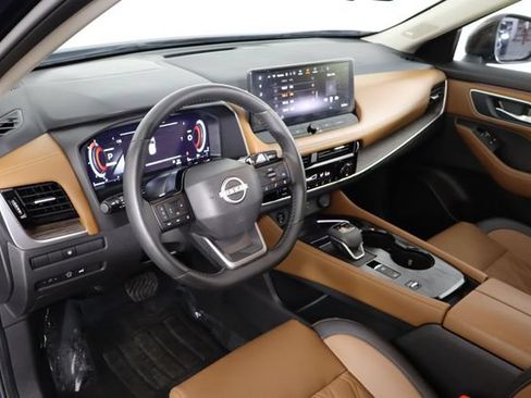Used 2025 Nissan Rogue Platinum FWD image 24