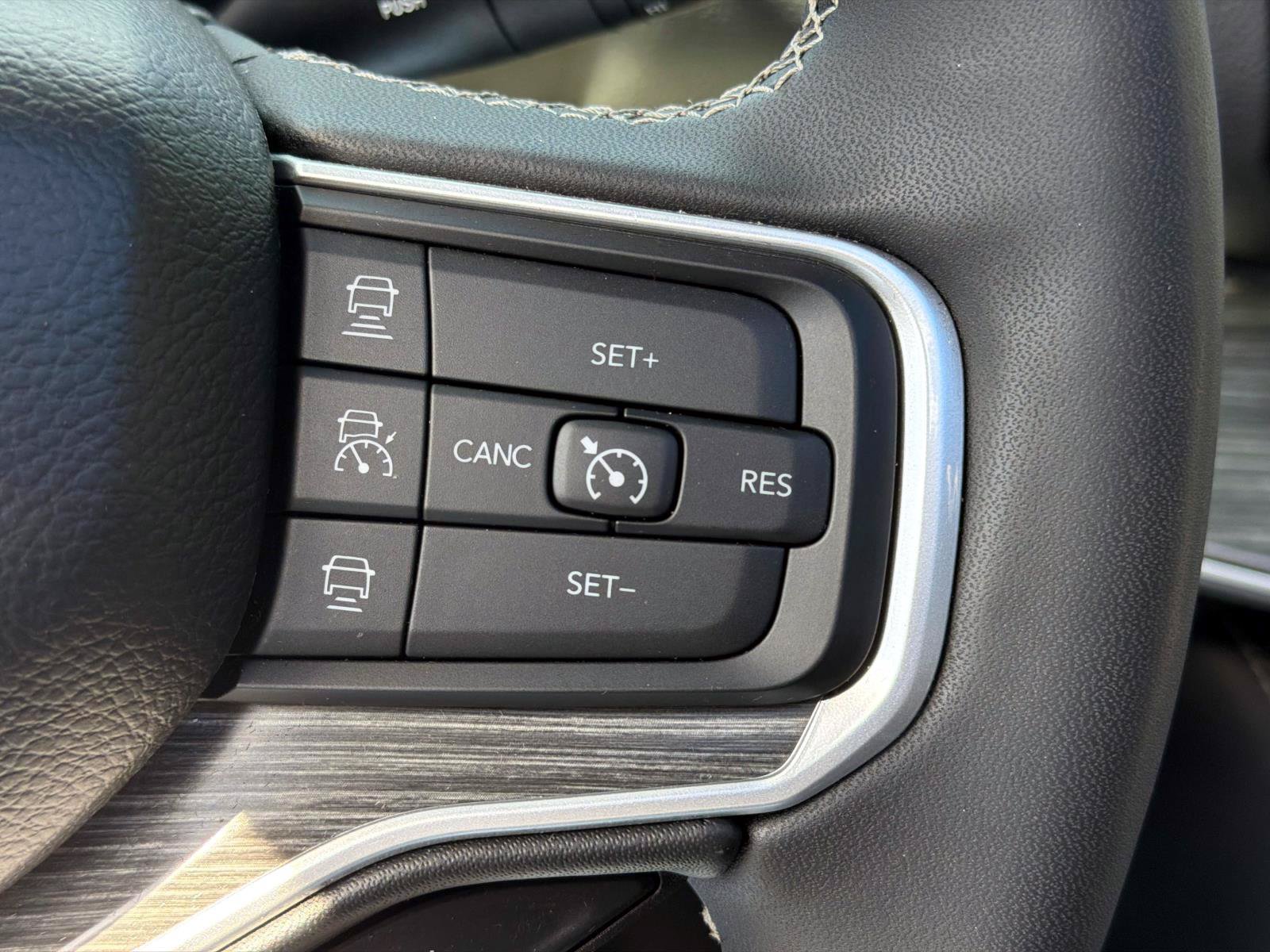 Used 2024 Jeep Wagoneer L Series III w/ Premium Group I AWD/4WD image 20