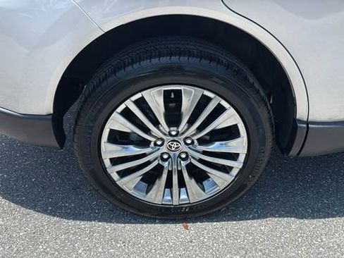 Certified 2023 Toyota Venza XLE AWD/4WD image 12