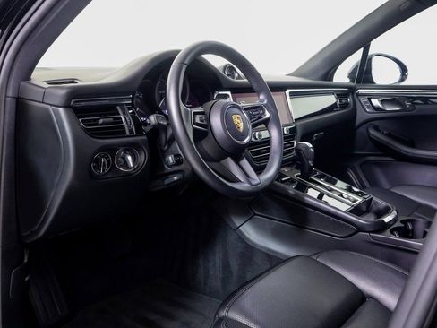 Certified 2025 Porsche Macan image 4